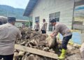 Polsek Silih Nara Bersama BKO Brimob Gotong Royong Pulihkan Rumah Warga Pascabencana