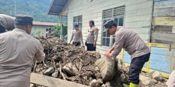 Polsek Silih Nara Bersama BKO Brimob Gotong Royong Pulihkan Rumah Warga Pascabencana