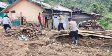 Polres Aceh Tengah Dan BKO Brimob Bantu Pulihkan Empat Fasilitas Umum dan Satu Rumah Warga