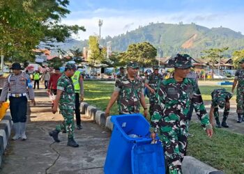 Sinergitas TNI–Polri Gotong Royong Bersama Bersihkan Fasilitas Umum Dan Tempat Ibadah