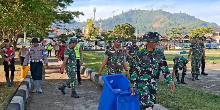 Sinergitas TNI–Polri Gotong Royong Bersama Bersihkan Fasilitas Umum Dan Tempat Ibadah