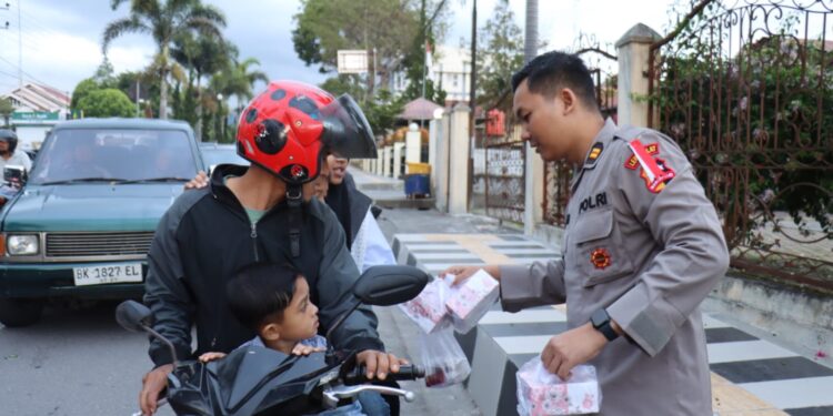Polres Aceh Tengah Dan STIK Angkatan 83 Berbagi Takjil, Tebar Berkah Ramadhan