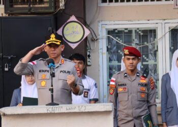 Hari Pertama Masuk Sekolah, Kapolres Aceh Tengah Ajak Siswa Gemar Baca Alquran dan Hindari Bullying