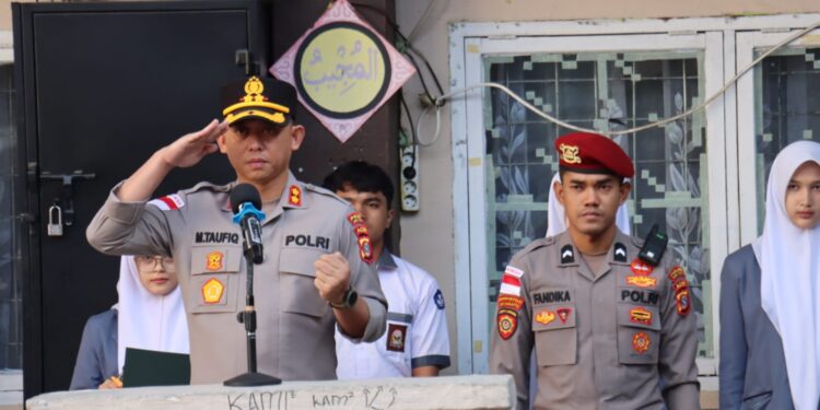 Hari Pertama Masuk Sekolah, Kapolres Aceh Tengah Ajak Siswa Gemar Baca Alquran dan Hindari Bullying