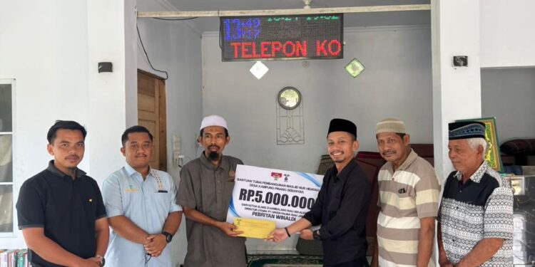 Pebriyan Winaldi Berikan Bantuan Untuk Mesjid Nur Hidayah Pinang Perhentian
