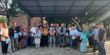 “Jumat Berkah”, PT.Green Palma Riau Jaya Bersama Polsek Kampar Bantu Warga dan Anak Yatim