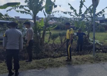Brimob Kompi 3 Batalyon D Pelopor Bersama Polsek Bebesen Dan Warga Gotong Royong 