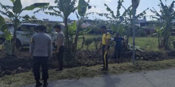Brimob Kompi 3 Batalyon D Pelopor Bersama Polsek Bebesen Dan Warga Gotong Royong 
