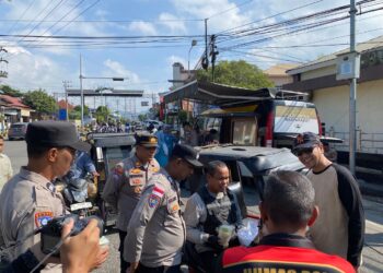 Jumat Berkah, Polres Aceh Tengah Bagikan Makanan Dan Bubur Untuk Masyarakat