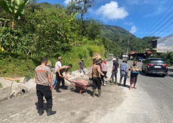 Tidak berhenti, Brimob Kompi 3 Batalyon D Pelopor Bersama Warga Bersihkan Longsoran