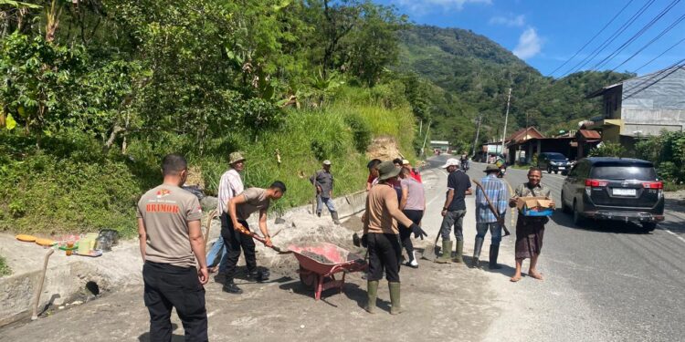 Tidak berhenti, Brimob Kompi 3 Batalyon D Pelopor Bersama Warga Bersihkan Longsoran