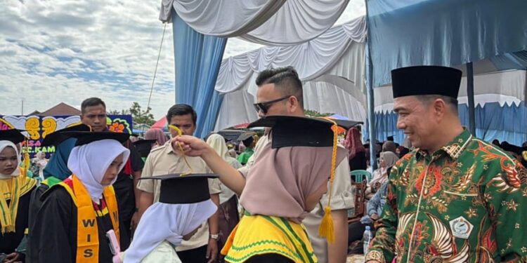 Hadiri Wisuda Santri MDTA, Guru Dan Masyarakat Doakan Pebriyan Winaldi Jadi Pemimpin Masa Depan Kampar