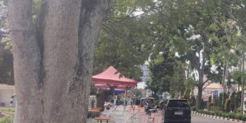 Jalan Raya Dan Trotoar, Sarana Penghubung Menjadi Pusat Dagangan, Siapa Diuntungkan?