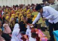 Ditengah Prosesi Munyerahni Murid Ku Tengku Guru, Pemberian Amplop Oleh Bupati Tuai Pertanyaan