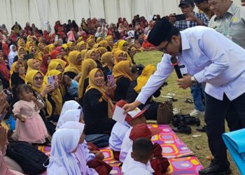 Ditengah Prosesi Munyerahni Murid Ku Tengku Guru, Pemberian Amplop Oleh Bupati Tuai Pertanyaan