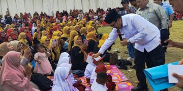 Ditengah Prosesi Munyerahni Murid Ku Tengku Guru, Pemberian Amplop Oleh Bupati Tuai Pertanyaan