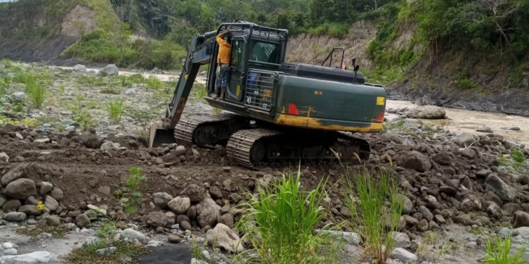 Masyarakat Patungan Bangun Jembatan Darurat Bintang Pepara – Cekal