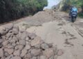 Drainase Dibangun, Material Menguasai Badan Jalan Di Kampung Umang