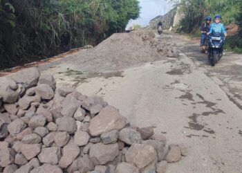 Drainase Dibangun, Material Menguasai Badan Jalan Di Kampung Umang