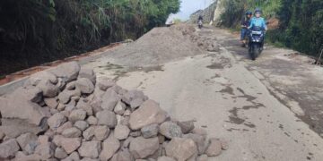 Drainase Dibangun, Material Menguasai Badan Jalan Di Kampung Umang