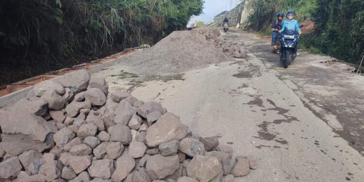 Drainase Dibangun, Material Menguasai Badan Jalan Di Kampung Umang